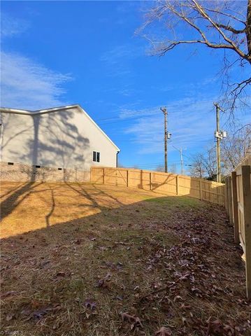 2710 Griffith Road, Winston-salem, NC 27103