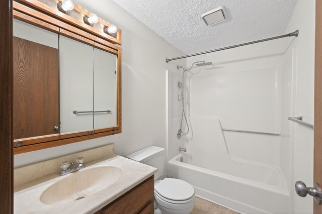 1496 Granada Avenue N, Oakdale, MN 55128