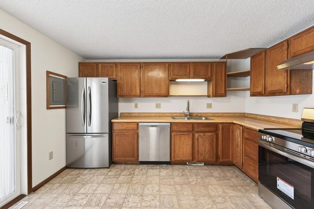 1496 Granada Avenue N, Oakdale, MN 55128