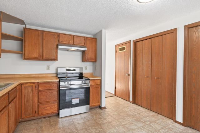 1496 Granada Avenue N, Oakdale, MN 55128