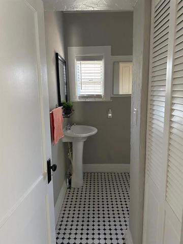 221 N JULIA AVENUE, Deland, FL 32720
