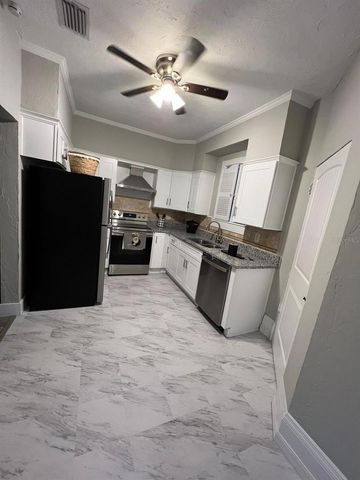 221 N JULIA AVENUE, Deland, FL 32720