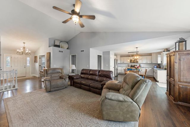 1120 Oxford Circle, Sycamore, IL 60178