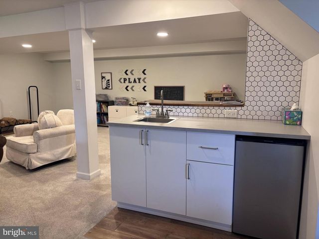 1119 E MEADOW RD, Manheim, PA 17545