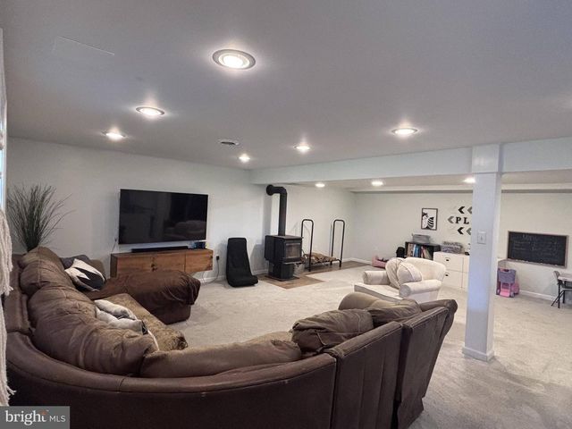 1119 E MEADOW RD, Manheim, PA 17545