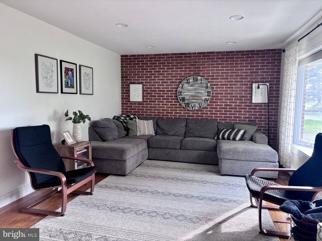 1119 E MEADOW RD, Manheim, PA 17545