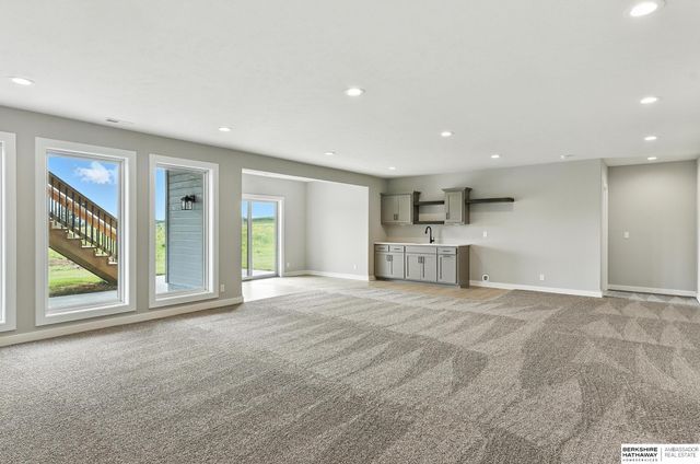 8958 Von Street, Papillion, NE 68046