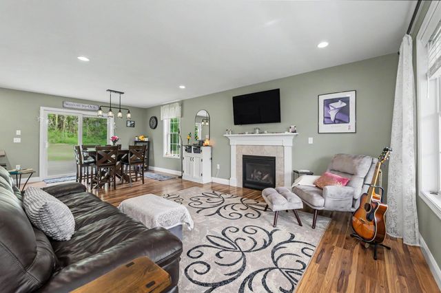 41 Schwinn Drive, Nashua, NH 03062