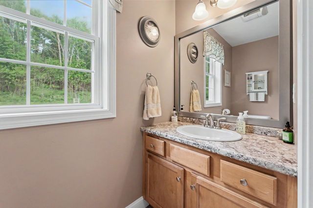 41 Schwinn Drive, Nashua, NH 03062