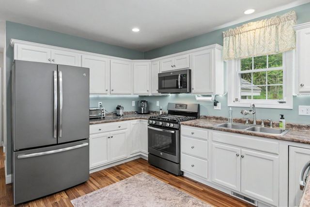 41 Schwinn Drive, Nashua, NH 03062