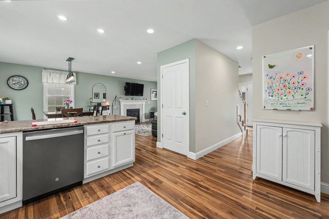 41 Schwinn Drive, Nashua, NH 03062