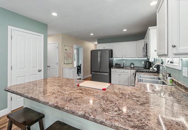 41 Schwinn Drive, Nashua, NH 03062