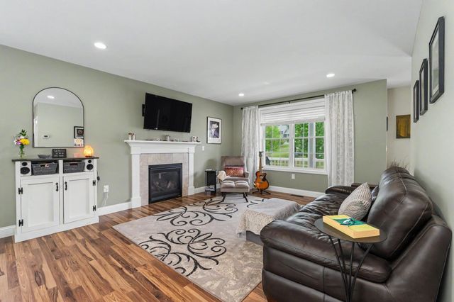 41 Schwinn Drive, Nashua, NH 03062