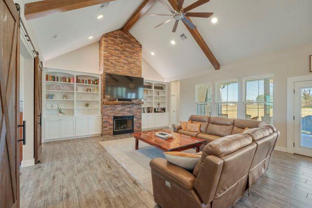 921 Azalea Drive, Franklin, TX 77856