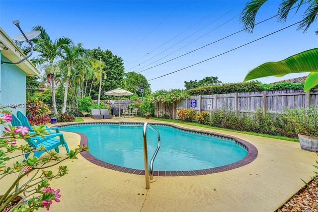 7525 W Treasure Dr, North Bay Village, FL 33141