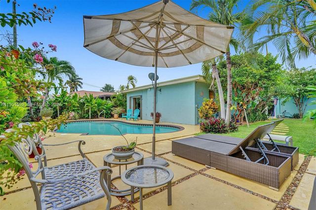 7525 W Treasure Dr, North Bay Village, FL 33141