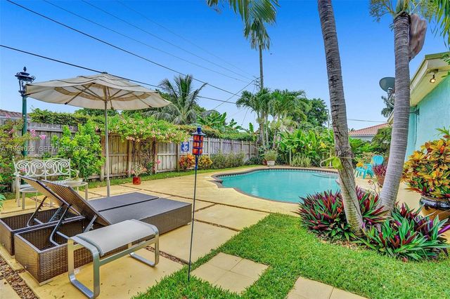 7525 W Treasure Dr, North Bay Village, FL 33141