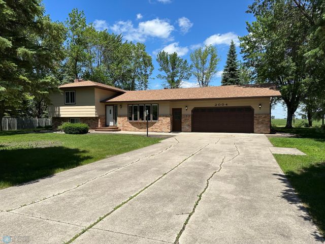 2004 56th Avenue N, Moorhead, MN 56560