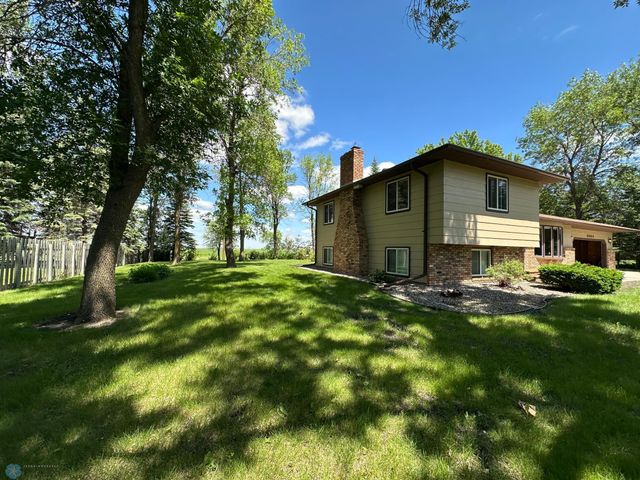 2004 56th Avenue N, Moorhead, MN 56560