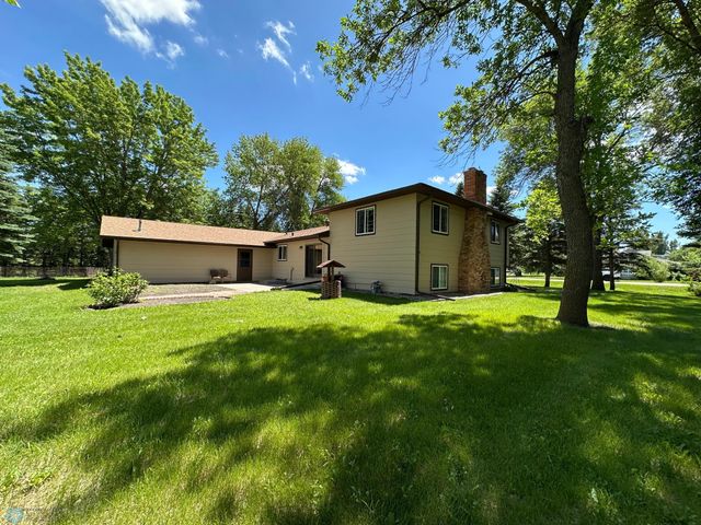 2004 56th Avenue N, Moorhead, MN 56560