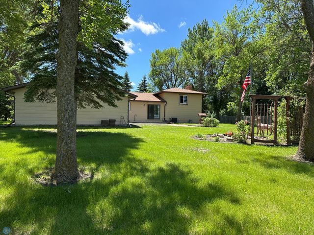 2004 56th Avenue N, Moorhead, MN 56560