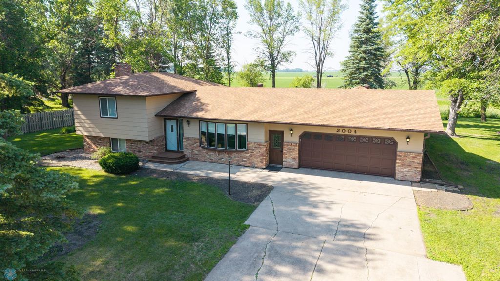 2004 56th Avenue N, Moorhead, MN 56560
