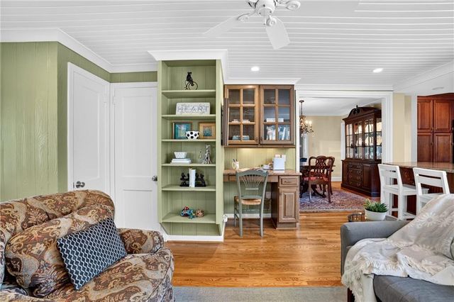 2219 W Friendly Avenue, Greensboro, NC 27403