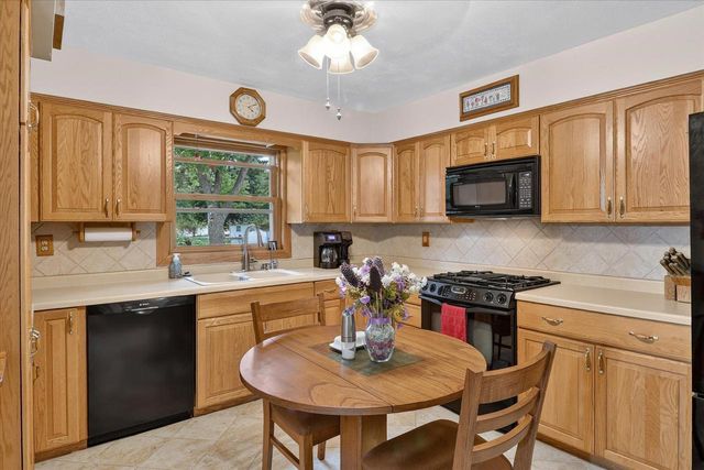 825 W Happy Hollow Road, Janesville, WI 53546