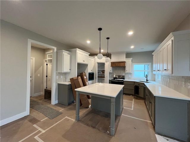 16949 S Brentwood Street, Olathe, KS 66062