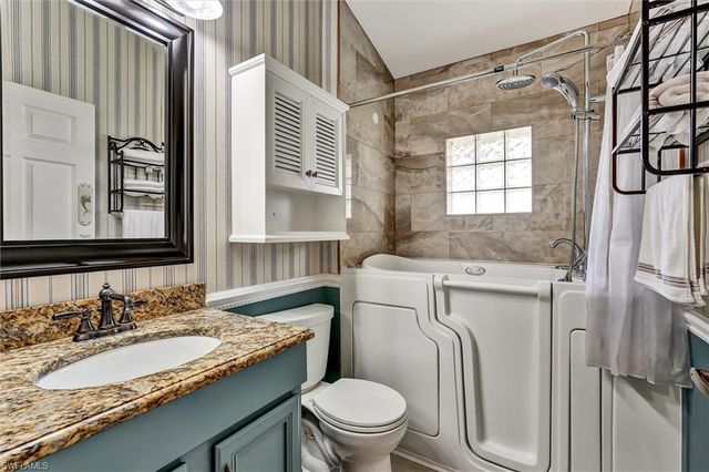 5866 Westbourgh CT, Naples, FL 34112