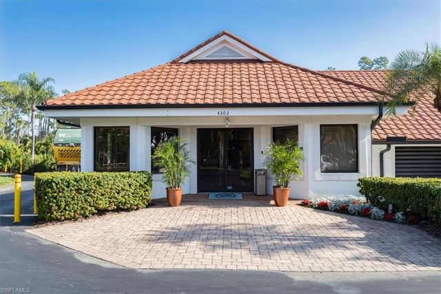 5866 Westbourgh CT, Naples, FL 34112
