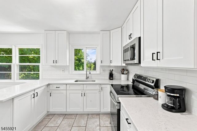 20 S Hillside Dr, Mount Olive Twp., NJ 07828