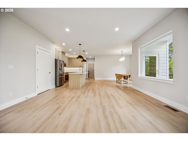 937 EDINBURGH Ct, Kelso, WA 98626