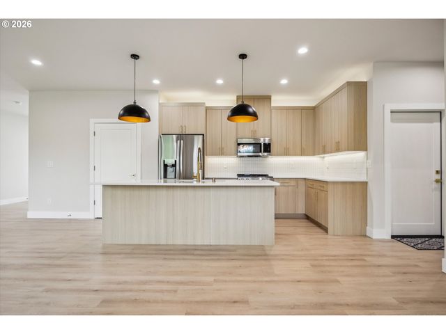 937 EDINBURGH Ct, Kelso, WA 98626