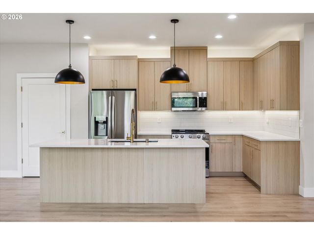 937 EDINBURGH Ct, Kelso, WA 98626