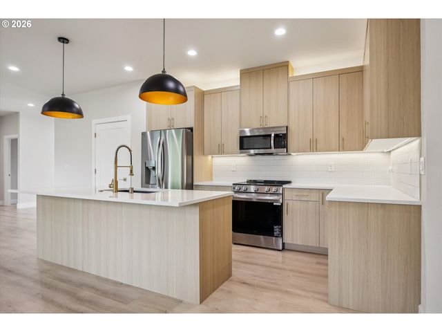 937 EDINBURGH Ct, Kelso, WA 98626
