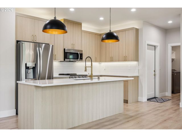 937 EDINBURGH Ct, Kelso, WA 98626