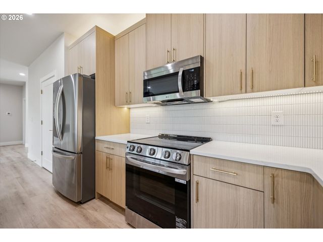 937 EDINBURGH Ct, Kelso, WA 98626