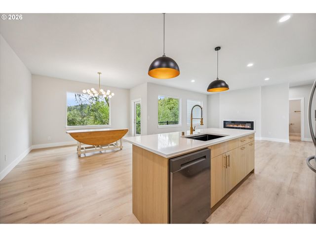 937 EDINBURGH Ct, Kelso, WA 98626