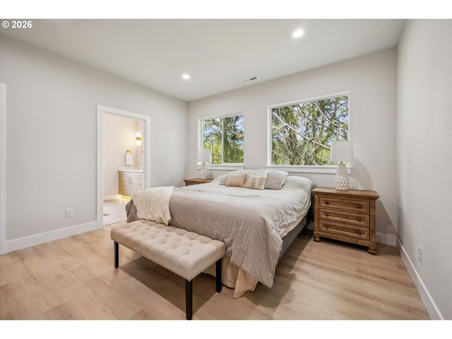 937 EDINBURGH Ct, Kelso, WA 98626