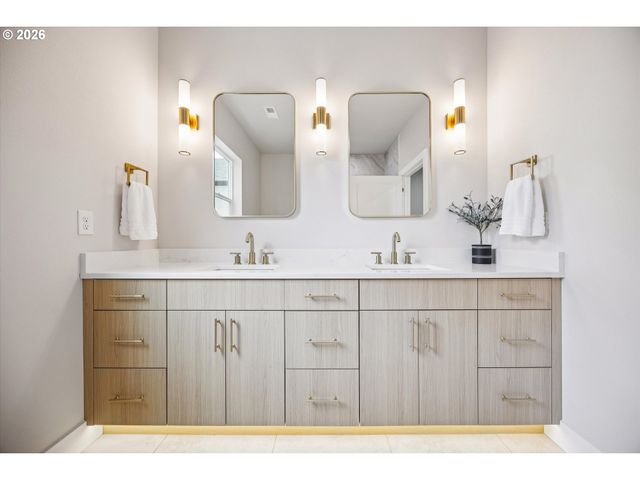 937 EDINBURGH Ct, Kelso, WA 98626