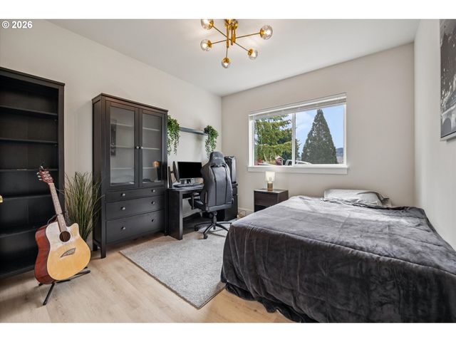 937 EDINBURGH Ct, Kelso, WA 98626