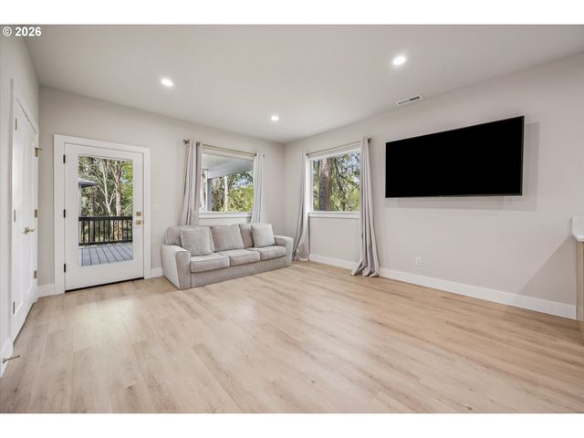 937 EDINBURGH Ct, Kelso, WA 98626