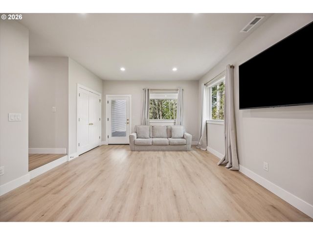 937 EDINBURGH Ct, Kelso, WA 98626
