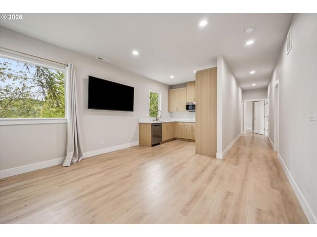 937 EDINBURGH Ct, Kelso, WA 98626