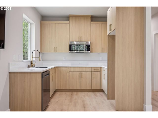 937 EDINBURGH Ct, Kelso, WA 98626