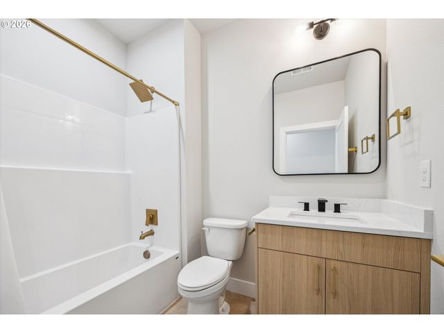 937 EDINBURGH Ct, Kelso, WA 98626