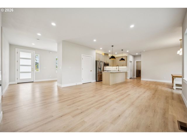 937 EDINBURGH Ct, Kelso, WA 98626
