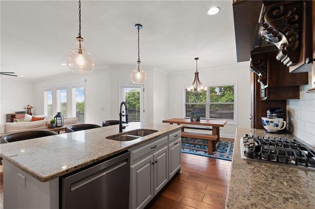 5898 S NATIONAL Drive, Parkville, MO 64152