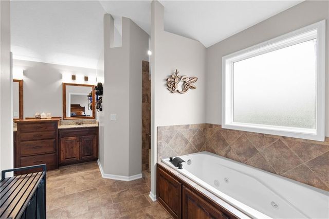 5898 S NATIONAL Drive, Parkville, MO 64152